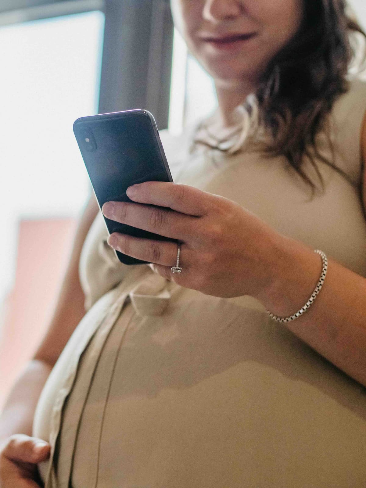 Zwangere vrouw met telefoon
